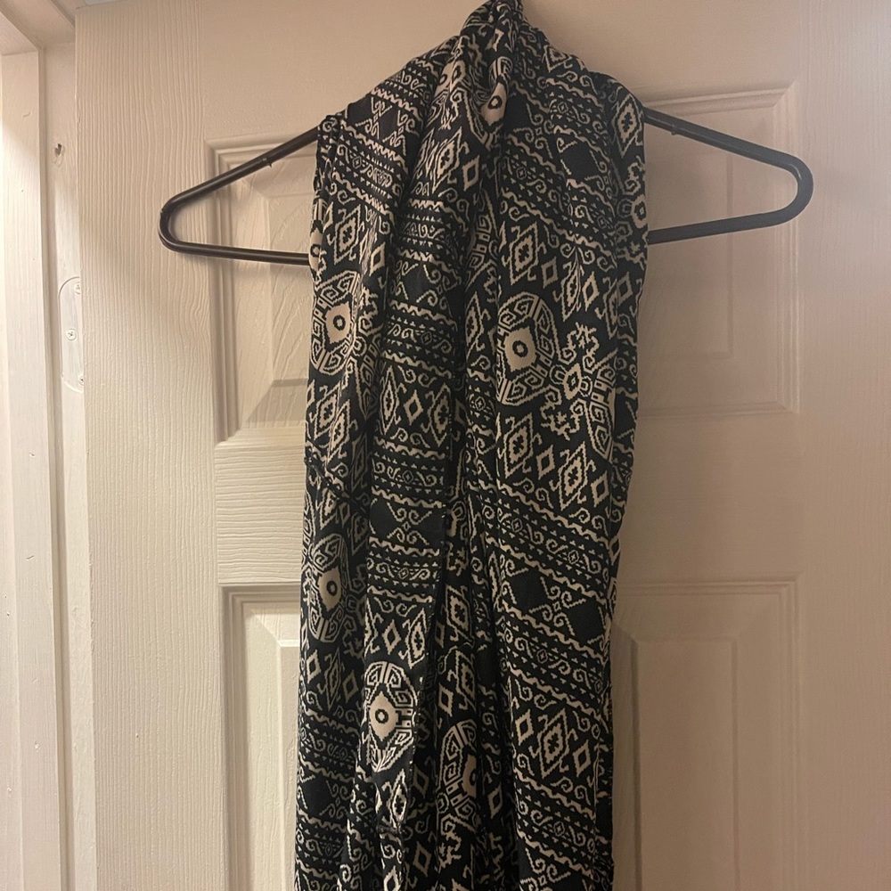 Black and white scarf